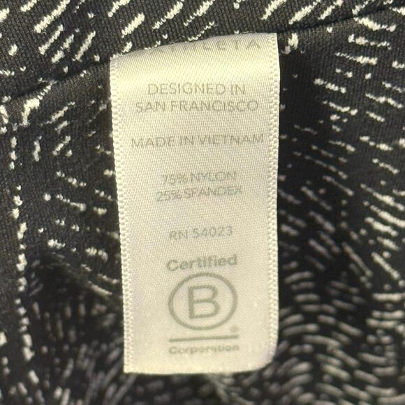 Athleta Salutation Stash Pocket Rainwater Tight Black and White Size Medium - Picture 12 of 13